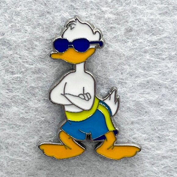 🔮 5/$25 Disney Beach Sunglasses Donald Duck Pin - Picture 1 of 3